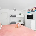 Family Retreat Stylish Central Bournemouth, Sleeps 6, 7 Minute Walk To Beach