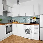 Family Retreat Stylish Central Bournemouth, Sleeps 6, 7 Minute Walk To Beach