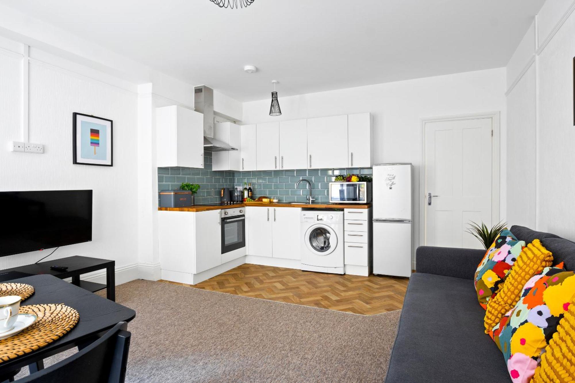 Family Retreat Stylish Bournemouth, Sleeps 6, 7 Minute Walk To Bournemouth
